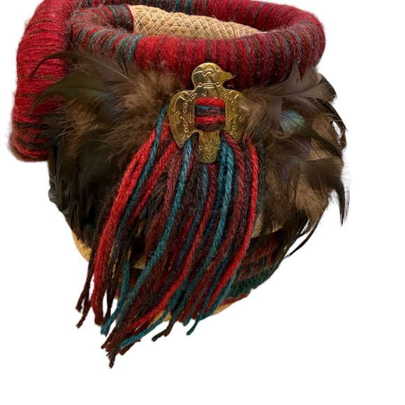 Handmade Art Of Coiling Basket Native American Design Gold Emblem Feathers - Picture 11 of 11